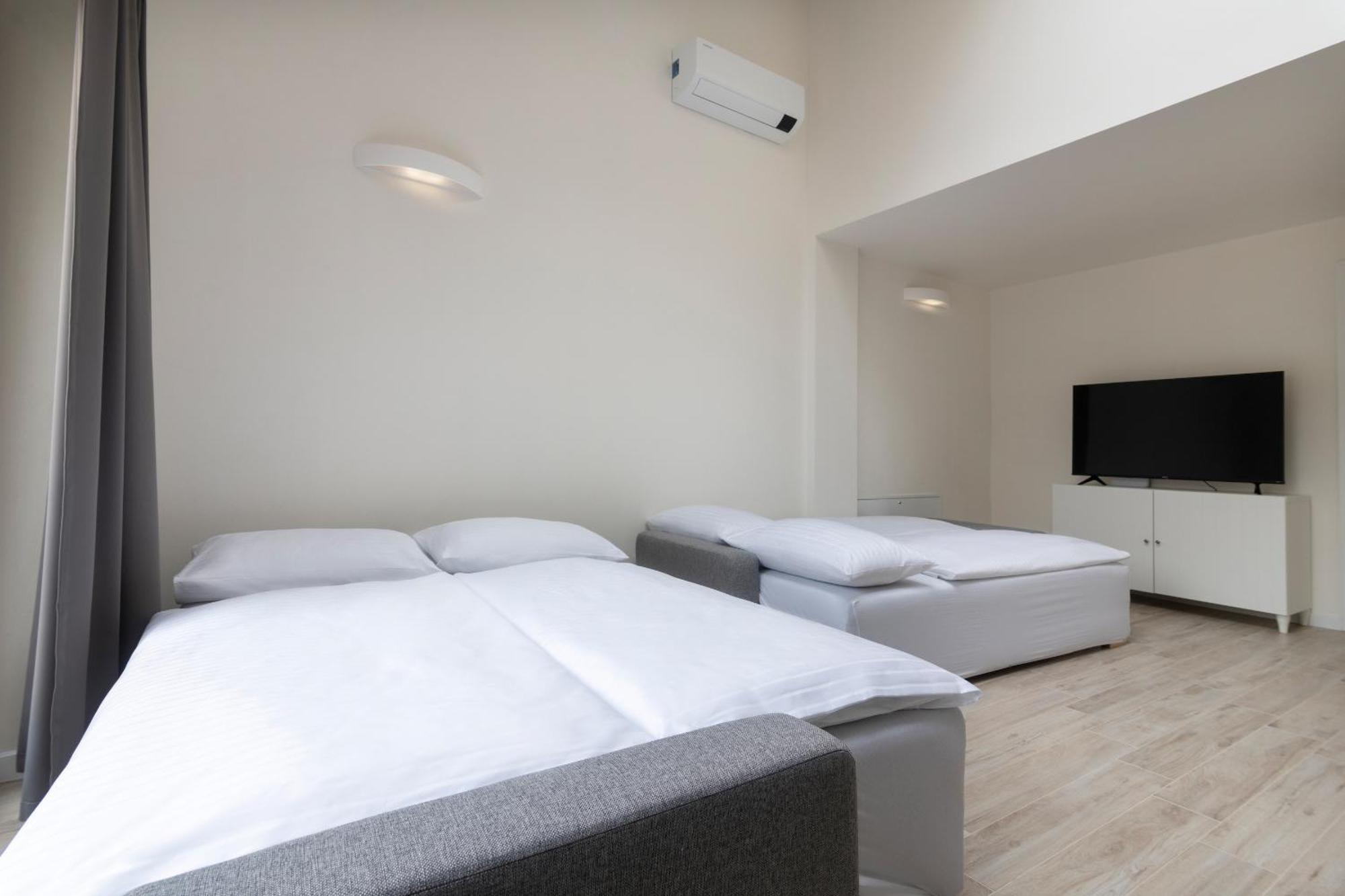 Kinsky Garden Apartments And Suites By Dwellfort Prague Room photo