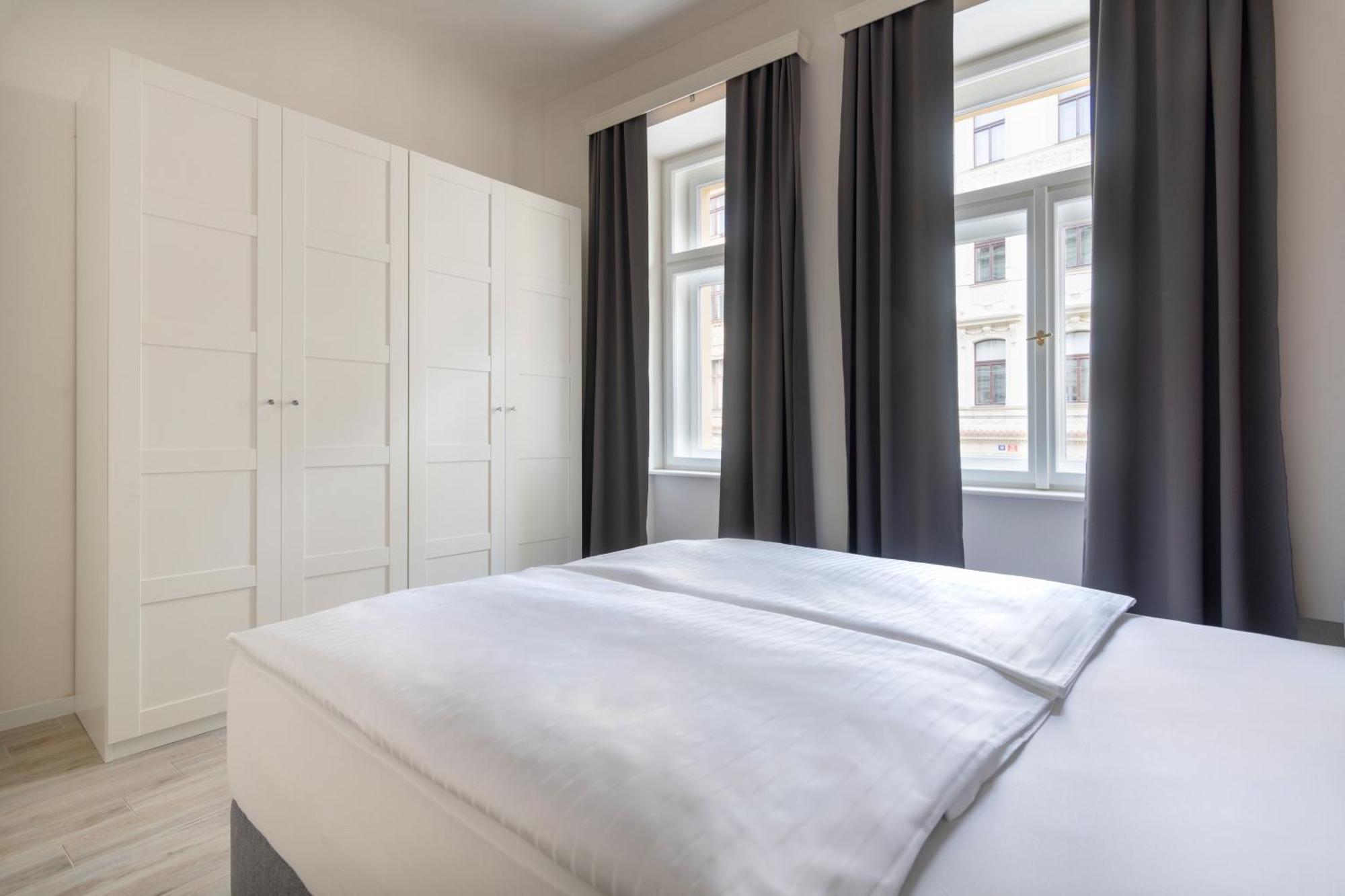 Kinsky Garden Apartments And Suites By Dwellfort Prague Room photo