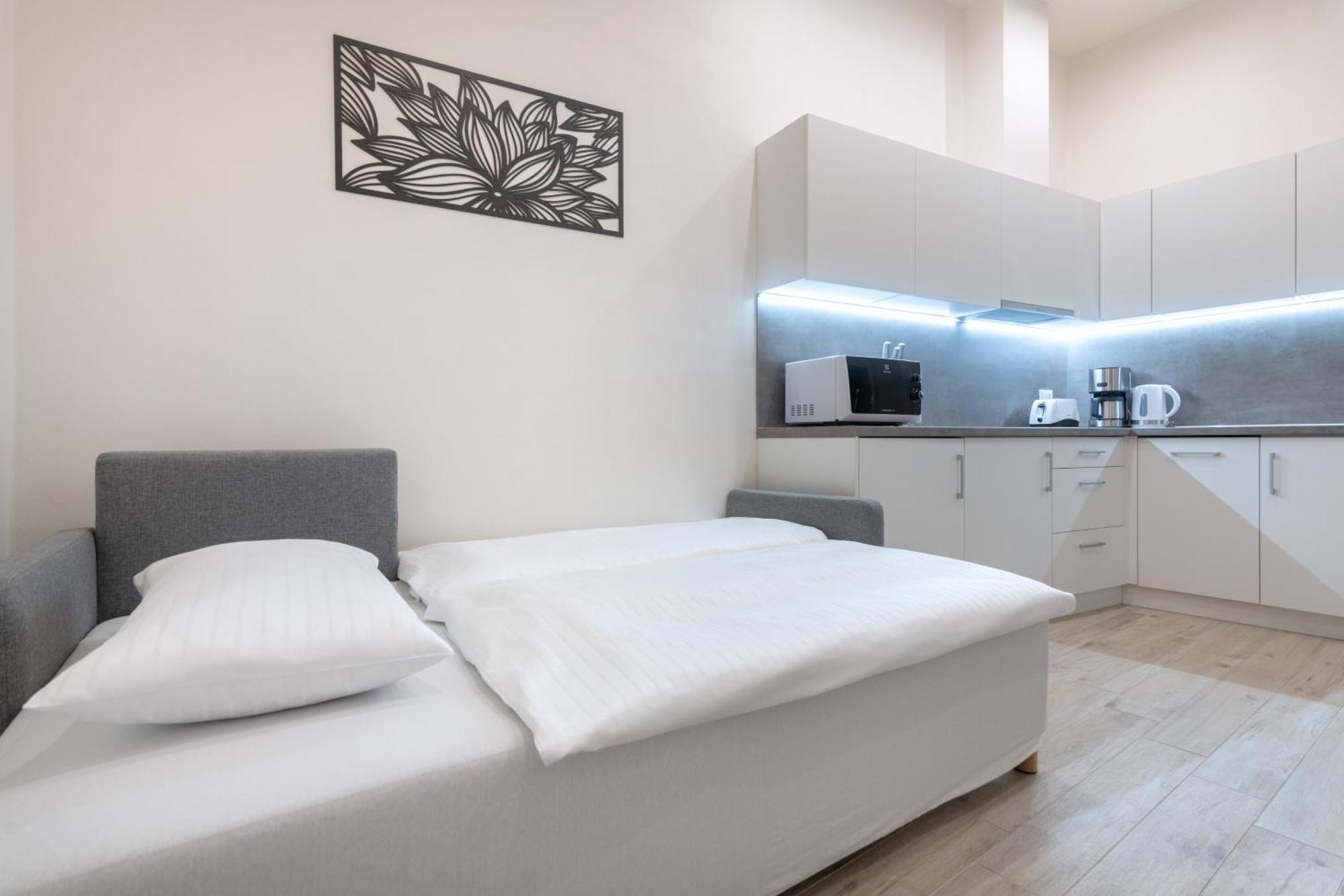 Kinsky Garden Apartments And Suites By Dwellfort Prague Room photo